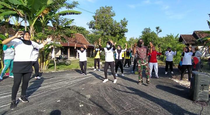  Senam Energik Bareng, Satgas TMMD 110 Bojonegoro Support Kesehatan Warga